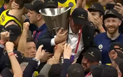 Ali Koç, şampiyonluk kupasıyla omuzlarda!