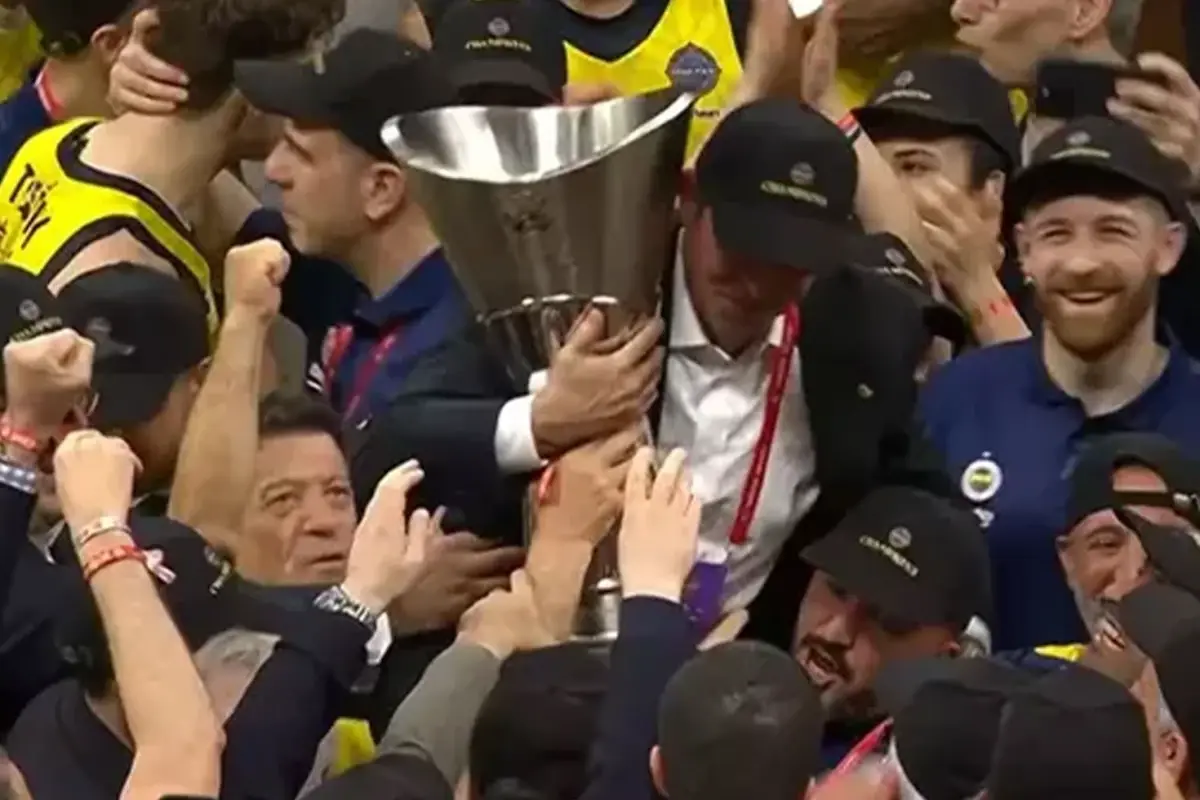 fenerbahce-baskani-ali-koc-sampiyonluk-kupasiyla-18668638_8652_amp.jpg