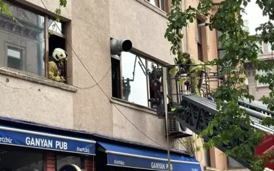 İstanbul’da mahsur kalan iki kişi yangından kurtarıldı