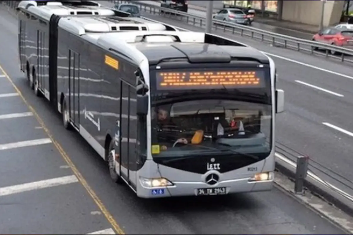istanbul-okmeydani-nda-metrobuste-yangin-cikti-18620699_3740_amp.jpg
