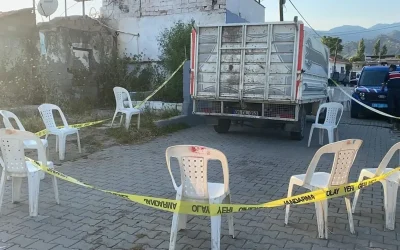 4 yaşındaki Enes Çelebi, tırmandığı kamyonet kasasından düşerek yaşamını yitirdi.