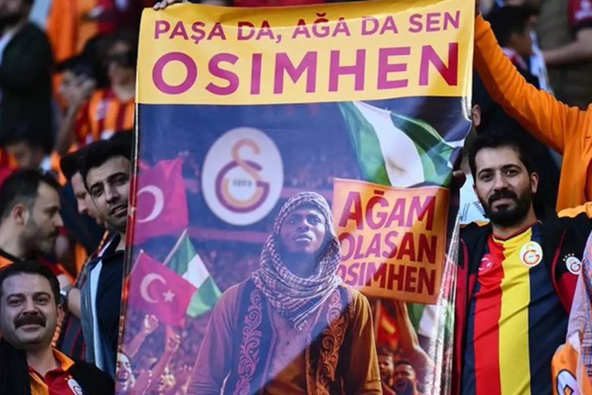 mac-oncesi-tribunlerde-dikkat-ceken-osimhen-18629710_364_amp.jpg