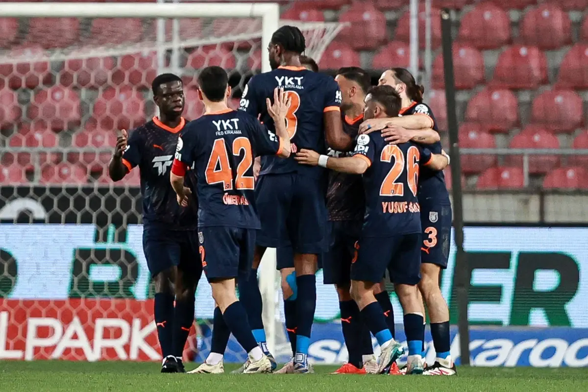 rams-basaksehir-atakas-hatayspor-u-4-golle-gecti-18585804_2403_amp.jpg