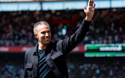 Fenerbahçe, Robin van Persie’yi transfer etmek istiyor.