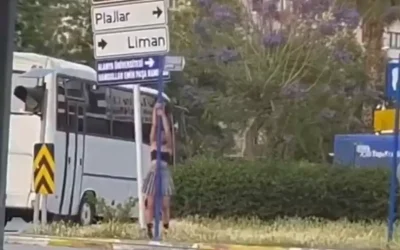 Yön levhasında dans eden sürücü şaşırttı!