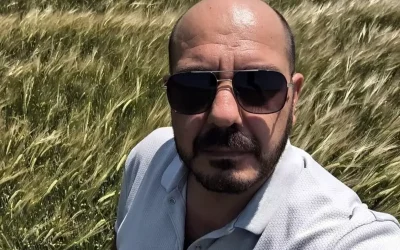 Tişörtünde kene olduğunu selfi çekerken fark etti.