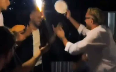 Barış Alper Yılmaz, arkadaşının başında tabak kırarak şaşırttı.