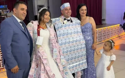Düğünde damada para yeleği giydirdiler
