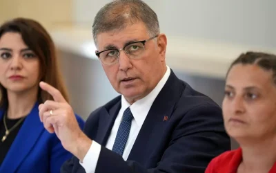 İzmir Büyükşehir Belediyesi, 900 çalışanı işten çıkaracak.
