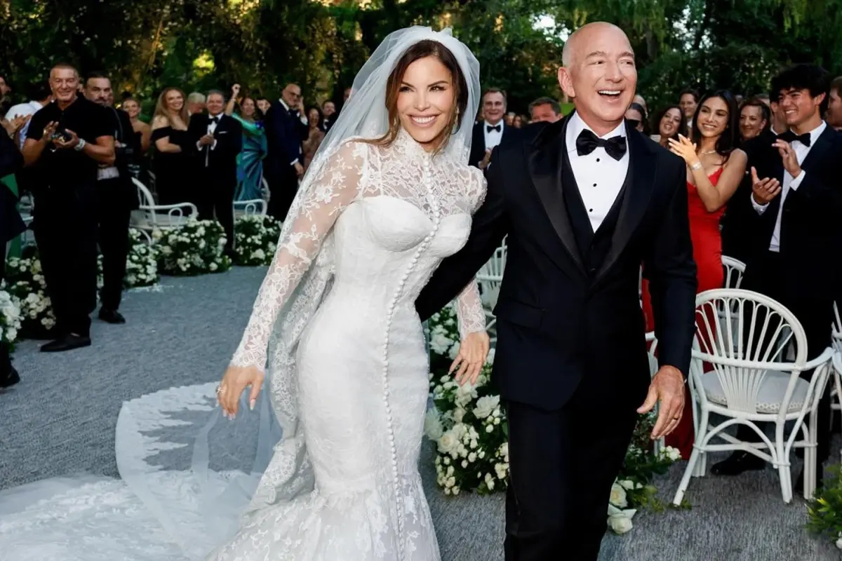 jeff-bezos-tan-esine-dudak-ucuklatan-dugun-18796399_8377_amp.jpg