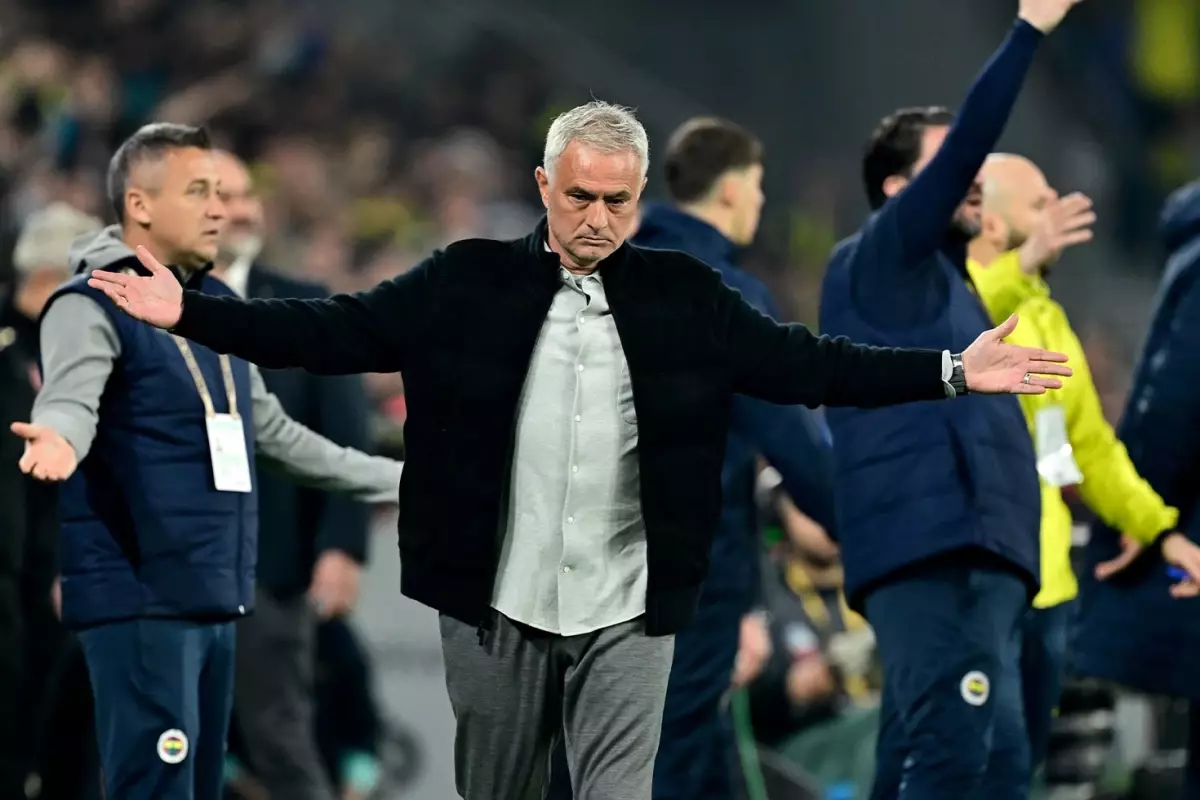 yildiz-futbolcuyla-konusan-jose-mourinho-tek-18797610_5183_amp.jpg