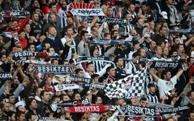 Beşiktaş tribünlerinde bölünmüş tezahürat etkisi