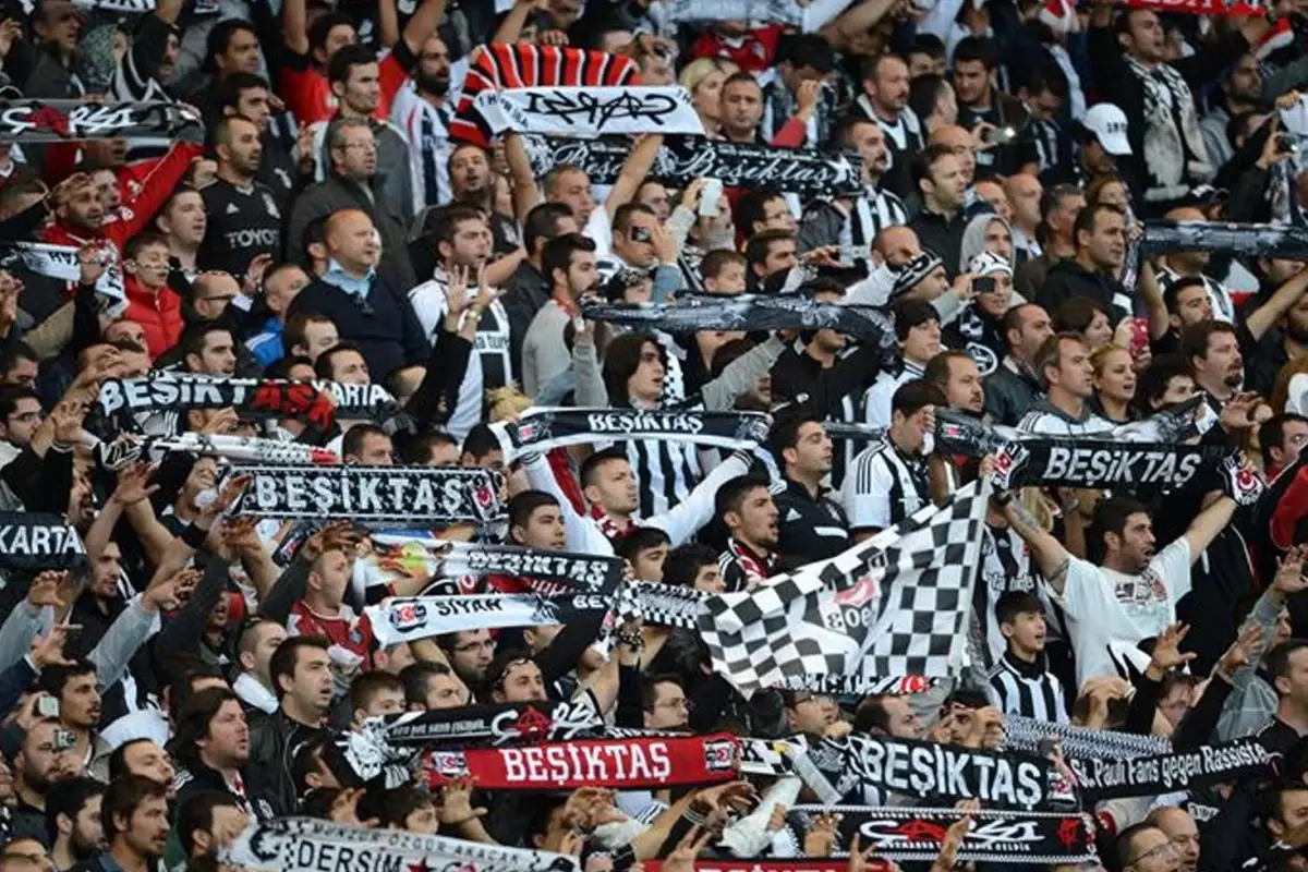 besiktas-tribunlerini-ikiye-bolen-tezahurat-18882358_6213_amp.jpg