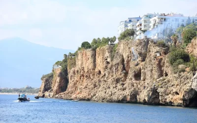 Falezlerden düşen genç turist trajik şekilde hayatını kaybetti