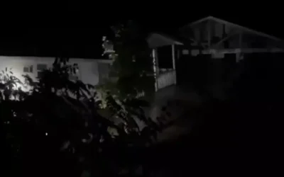 Teksas’ta İnsanların Bulunduğu Ev Sel Sularıyla Dolu