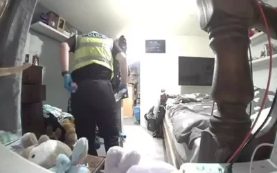 Polis, ev aramasında ev sahibi kadının iç çamaşırlarını çaldı.