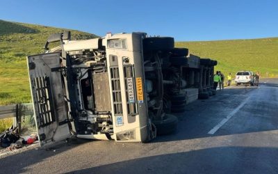 Kars’ta Devrilen Tır Ulaşımı Engelledi