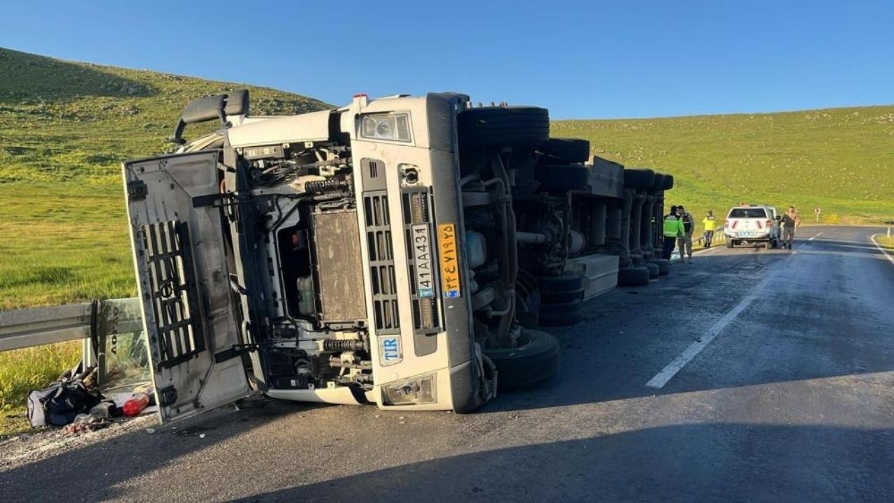 Kars'ta Devrilen Tır Ulaşımı Engelledi
