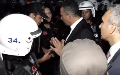 Çevik kuvvet, CHP İstanbul İl Başkanlığı önünde hazır bulundu.