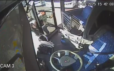 Bingöl’de Park Halindeki Otobüse Çarpan Halk Otobüsü Görüntülendi