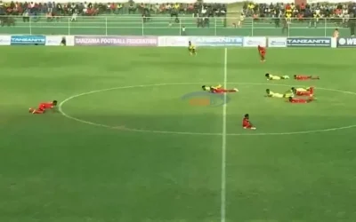 Futbolculardan oluşan bir grup yere yığıldı, panik anları yaşandı.