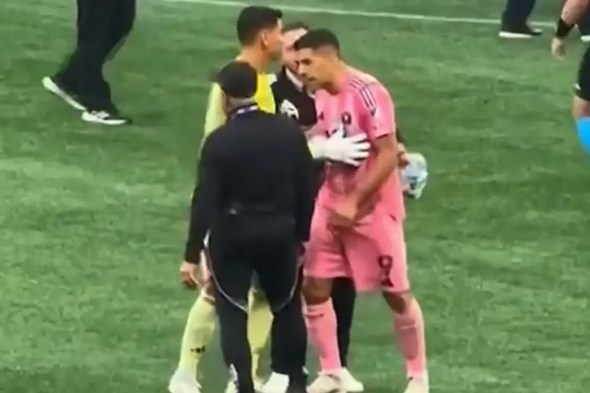 yumruk-atti-tukurdu-luis-suarez-kupa-macinda-19001684_6890_amp.jpg