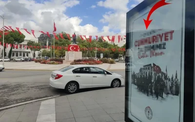 29 Ekim afişinde yanlış yazılan “Cumhuriyet” hemen değiştirildi.