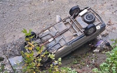 Adana’da Yağmurun Etkisi: Araç Köprüden Düştü, 2 Yaralı