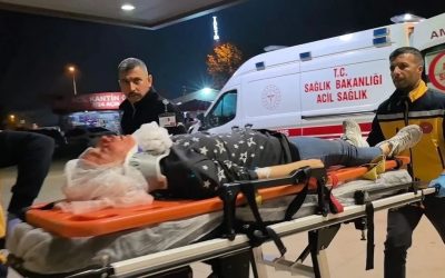 İnegöl’de Kaza: 3 Yaralı Otomobil Duvara Çarptı