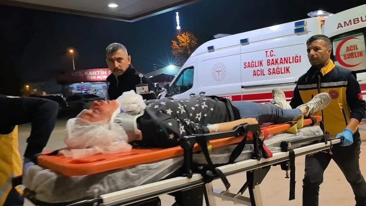 İnegöl'de Kaza 3 Yaralı Otomobil Duvara Çarptı
