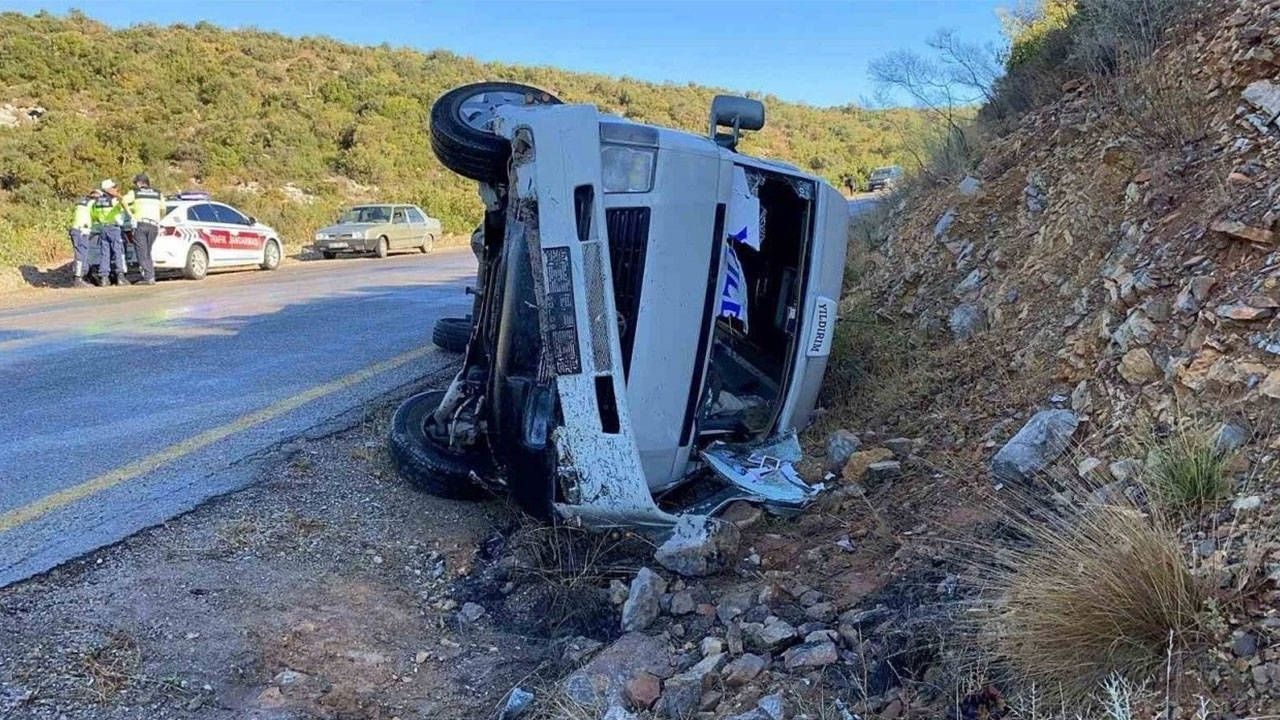 Mersin'de devrilen servis minibüsünde 6 yaralı var (1)