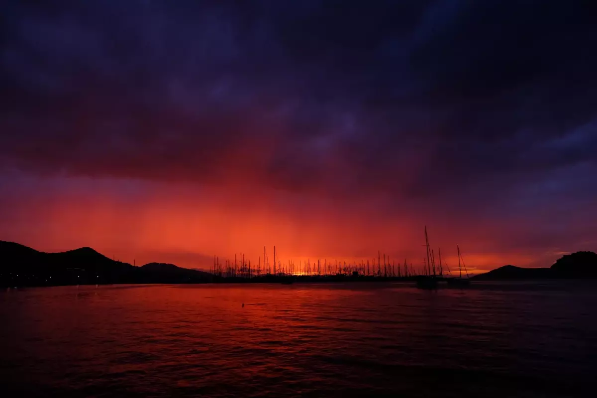bodrum-da-gokyuzu-kizil-tonlara-burundu-19180672_amp.jpg