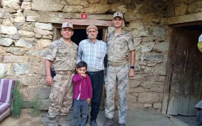 Jandarma Ekipleri Yaşlıları Ziyaret Etti