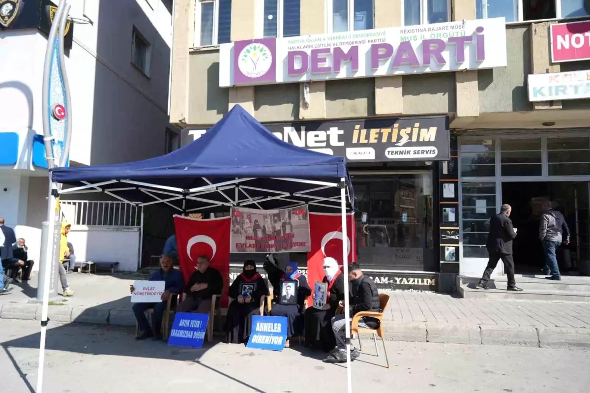 mus-ta-annelerin-evlat-nobeti-devam-ediyor-19150160_amp.jpg