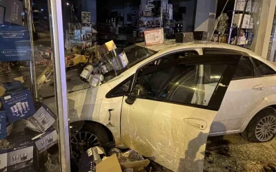 Kayseri’de direksiyon kaymasıyla züccaciye dükkanına çarpan araç!