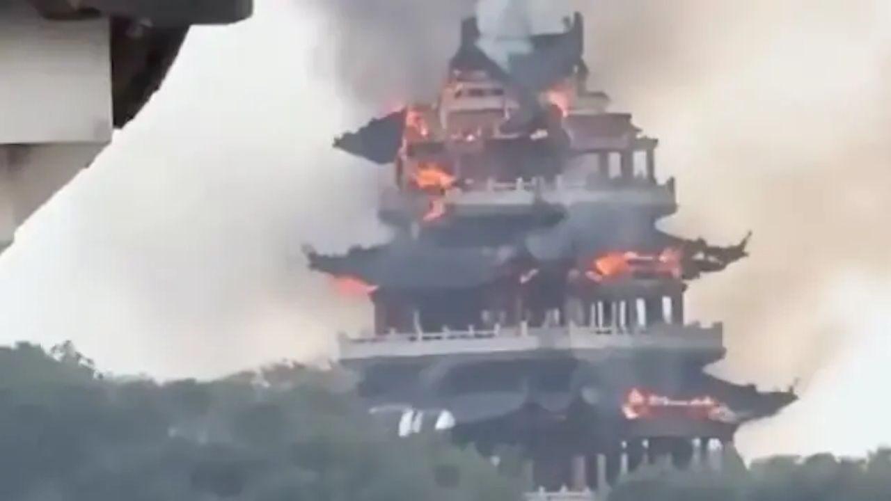 Çin'deki Antik Tapınakta Yangın Çıktı