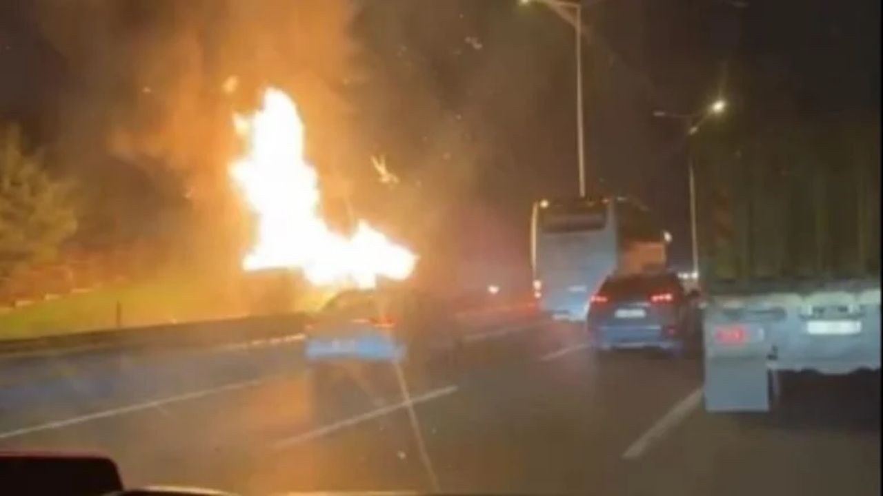 Eyüpsultan'da İETT otobüsü alev aldı