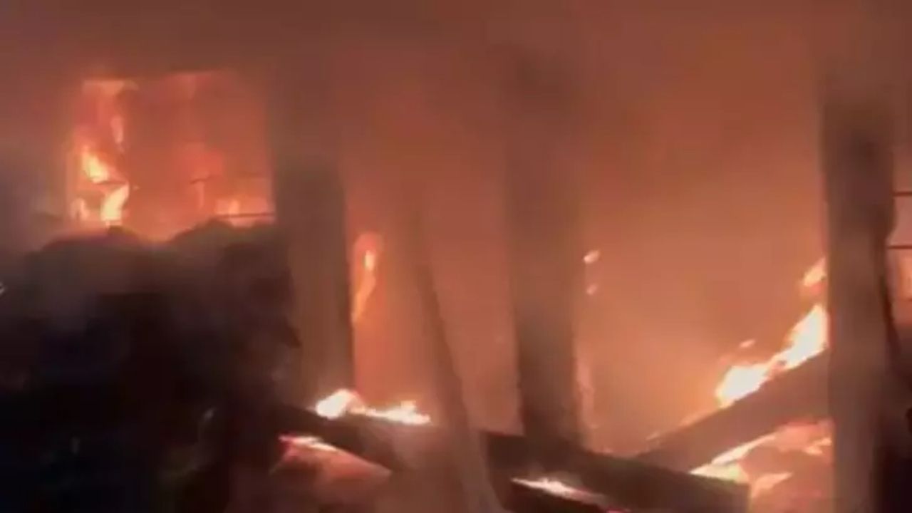 Rize'de 3 Katlı Binanın Kömürlüğünde Yangın!