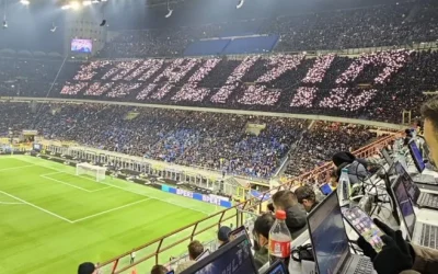 Telefon ışıklarıyla yapılan futbol koreografisi