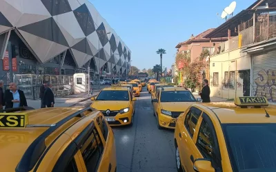 İzmir taksicileri korsan taşımacılığa karşı eylem yaptı