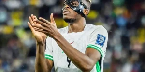 Osimhen gözyaşları içinde sakatlandı ve saha kenarına geldi