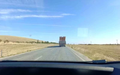 Afyonkarahisar’da Tır Sürücüsünden Güvenlik Zaafı: Yolda Tuğla Dökülmesi