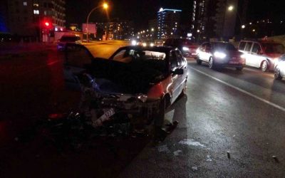 Malatya’da kavşakta feci kaza: Tır ile otomobil çarpıştı, 3 kişi yaralandı