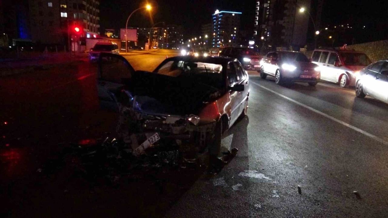 Malatya’da kavşakta feci kaza Tır ile otomobil çarpıştı, 3 kişi yaralandı