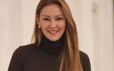 Pınar Altuğ, Derin Dekoltesiyle Gecenin İlgi Odağı Oldu