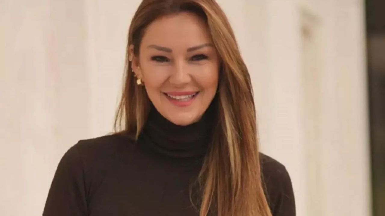 Pınar Altuğ, Derin Dekoltesiyle Gecenin İlgi Odağı Oldu (2)