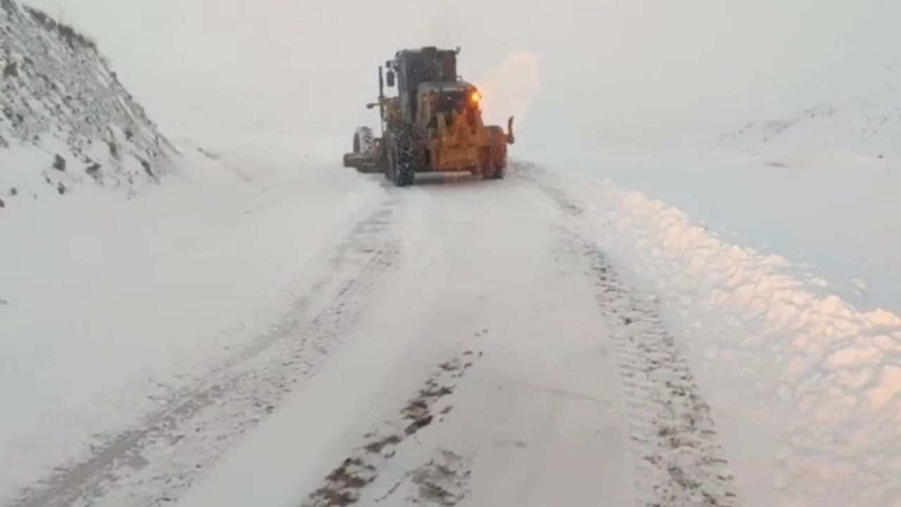 Siirt Pervari’de Yoğun Kar Yağışı Ulaşımı Durdurdu 15 Köy Yolu Kapalı