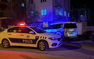 Annesine şiddet uygulayan babasına karşı müdahale etti.