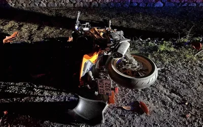 Otomobil ile çarpışan motosiklet sürücüsü ağır yaralandı