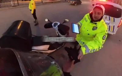 Trafik polisi, titreyen kuryeye eldiven hediye etti